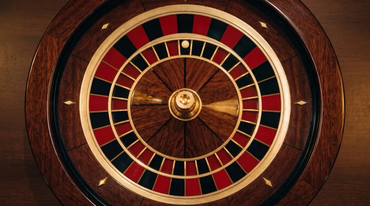 Vòng quay roulette với 37 ô số và viên bi